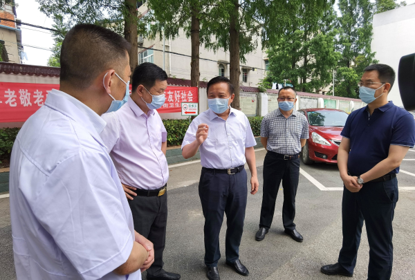 6月22日武汉临空港经开区管委会主任区委书记杨泽发在调研全区新冠