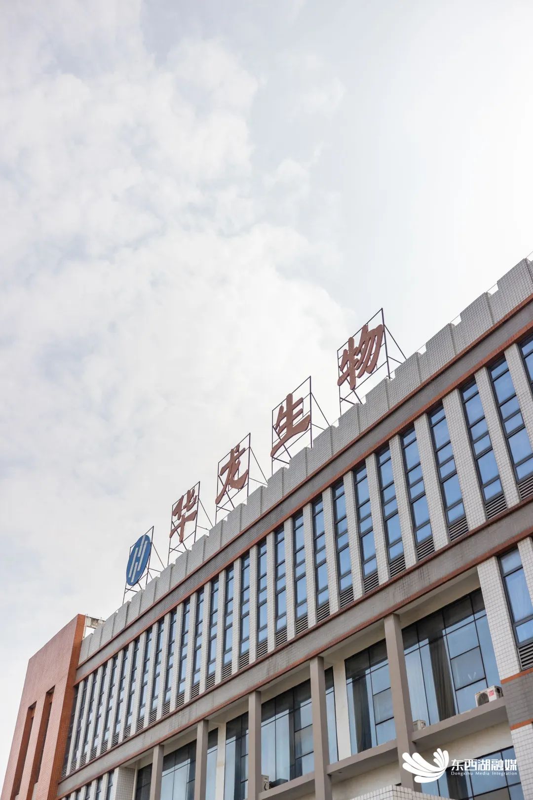 公司的拳头产品正是自主研发生产的第一代明胶类代血浆产品"聚明胶肽