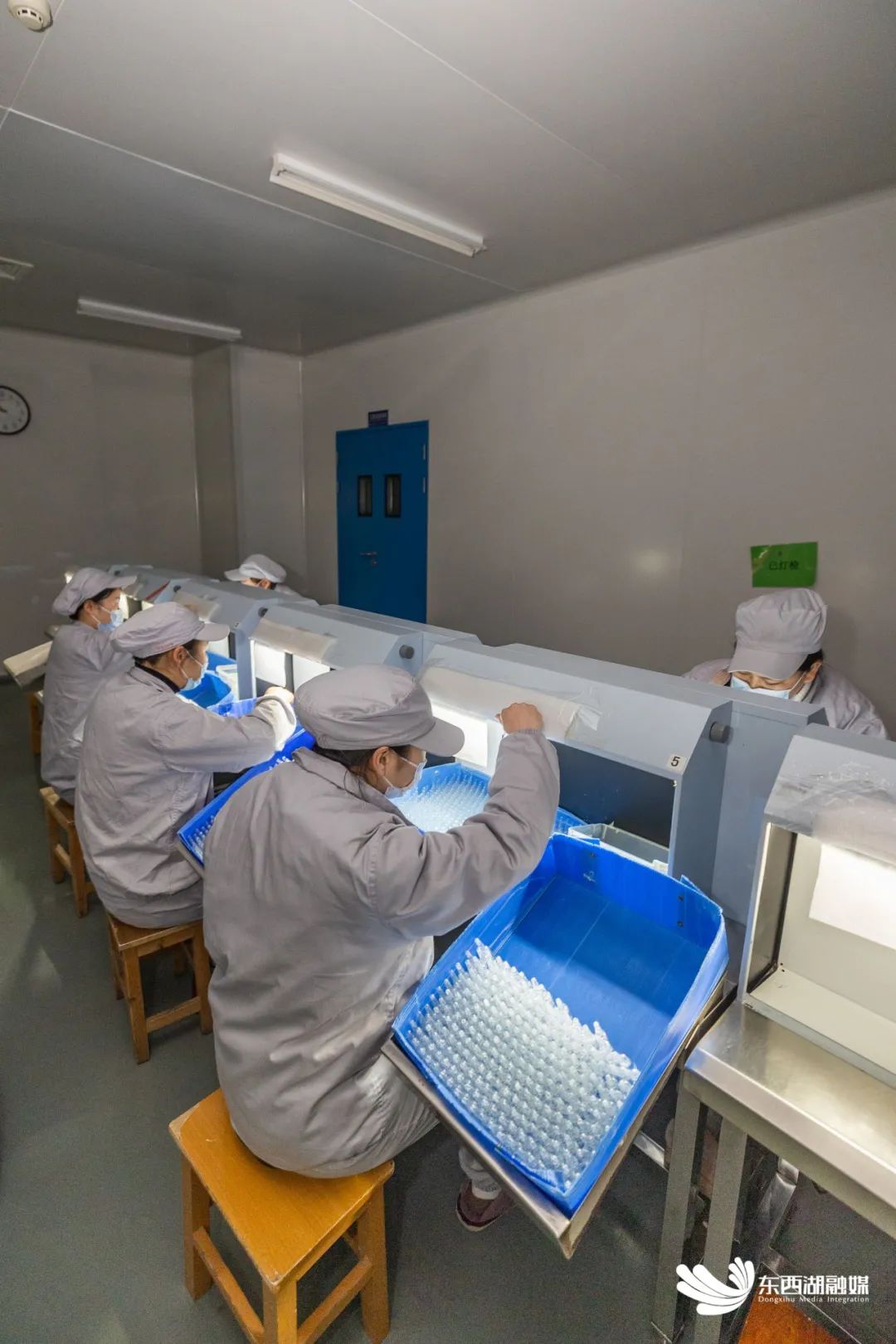 2002年,20人研发团队成功破解聚明胶肽注射液制备关键技术.