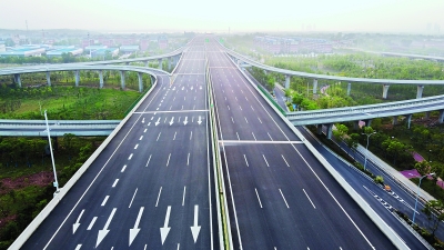 5日傍晚时分航拍南四环线龚家铺高速立交桥及汤逊湖大桥路段    长江