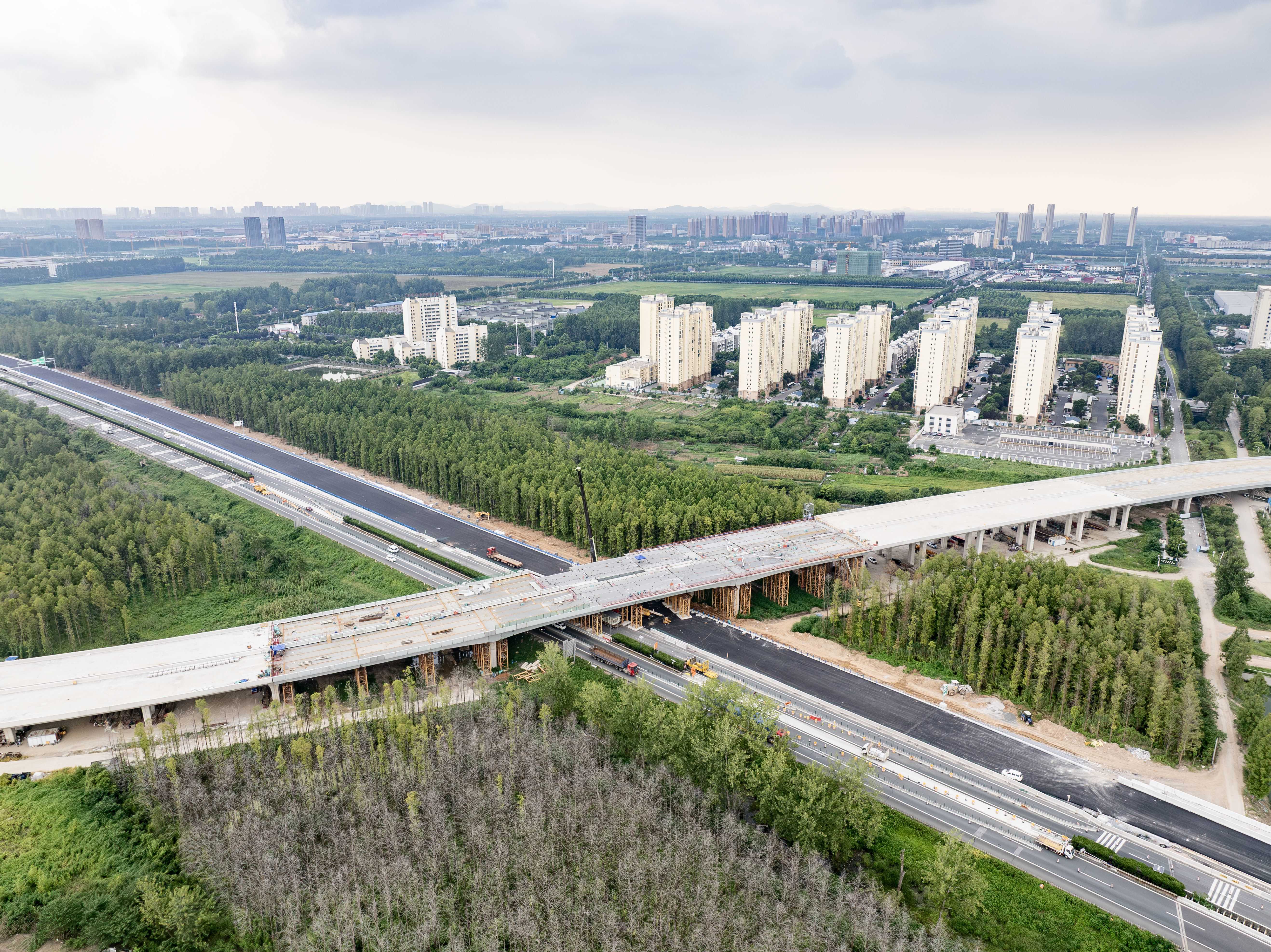 3800吨钢梁架通途 金山大道西延线二期进入冲刺阶段