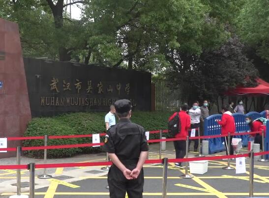 校长带路，讲解学校防控