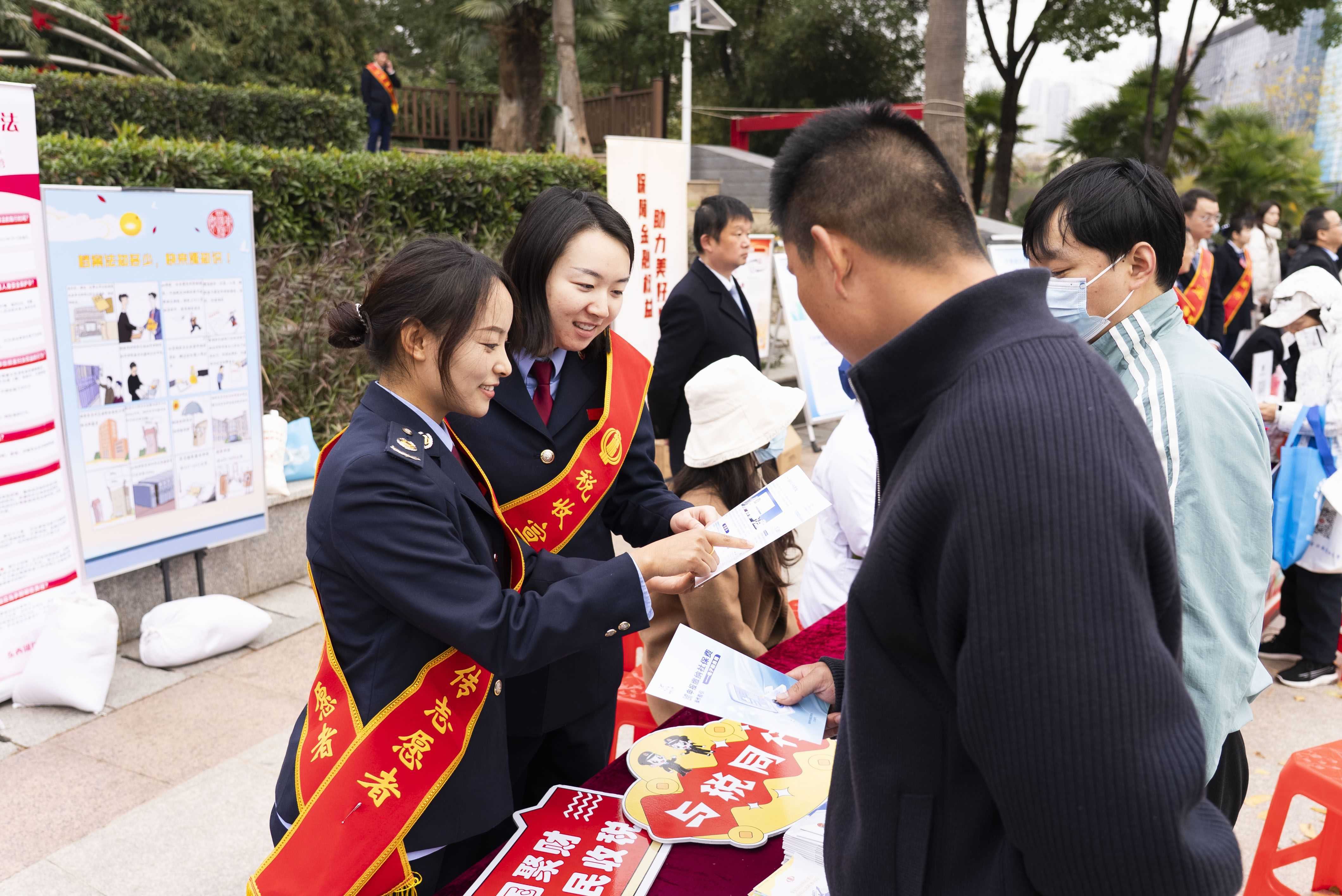 武汉“宪法宣传周”活动在东西湖区启幕