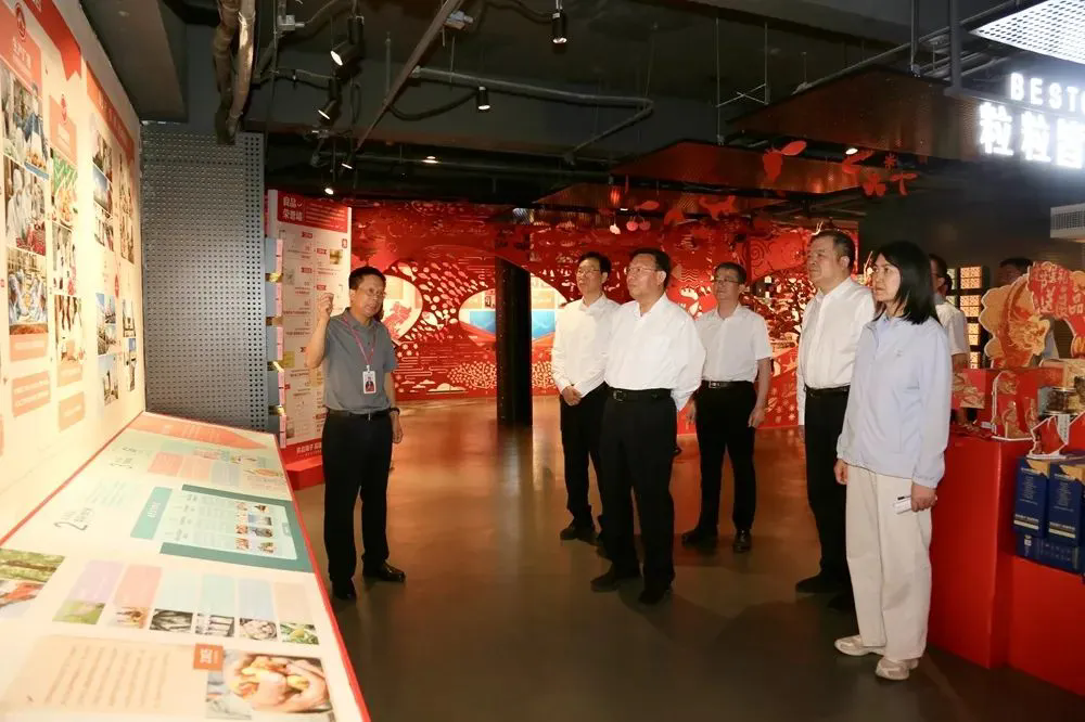 武汉市政协主席杨智调研东西湖区产业转型和城乡融合发展工作