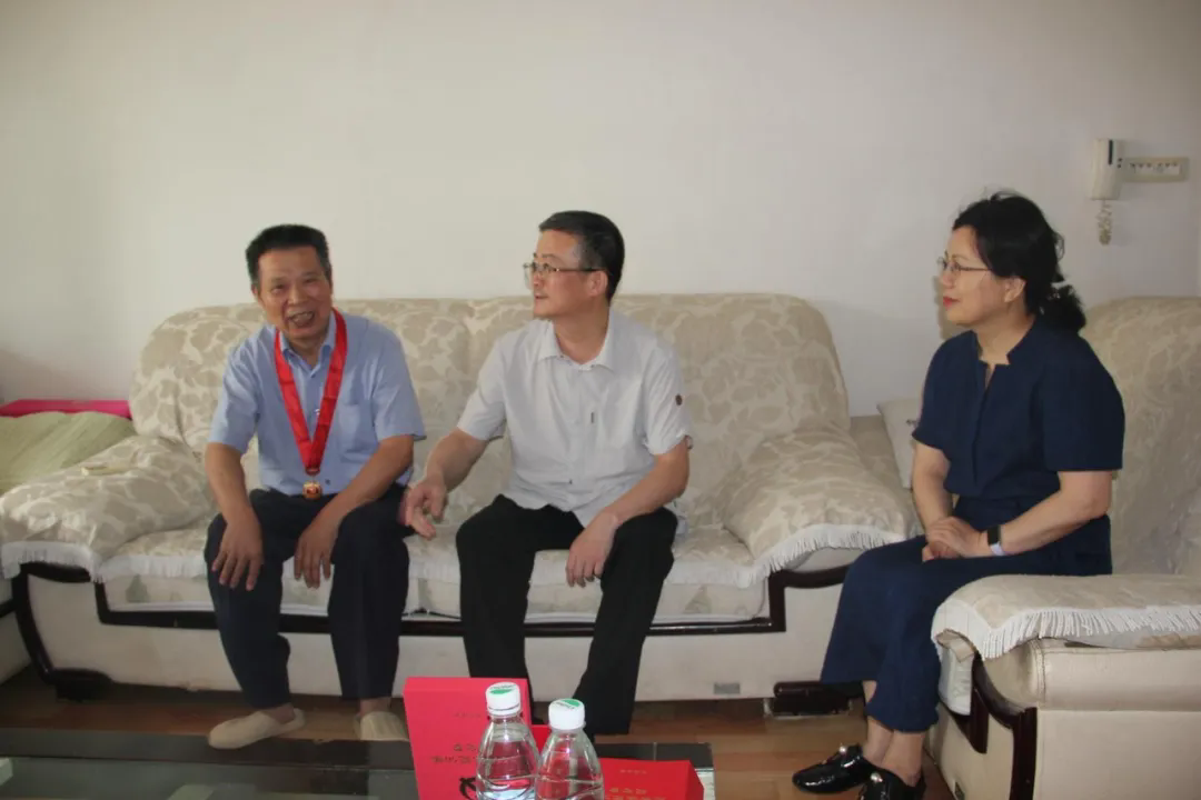 区政协党组书记、主席刘华强为区政协机关老党员颁发“光荣在党50年”纪念章