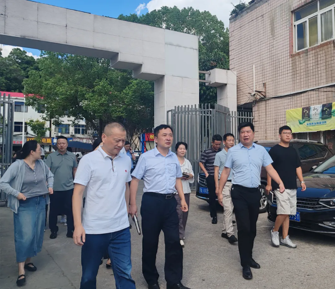 吴家山街组织政协委员开展南山市场综合改造一线协商调研